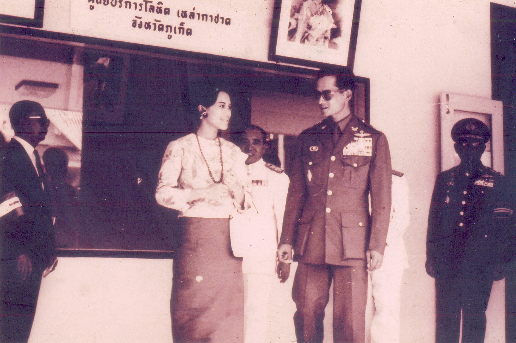 พระบาทสมเด็จพระเจ้าอยู่หัวภูมิพลอดุลยเดชและสมเด็จพระนางเจ้าสิริกิติ์ พระบรมราชินีนาถ เสด็จฯ พระราชดำเนินมาทรงประกอบพิธีเปิดอนุสาวรีย์ท้าวเทพกระษัตรี  ท้าวศรีสุนทรเมื่อปี พ.ศ. 2510