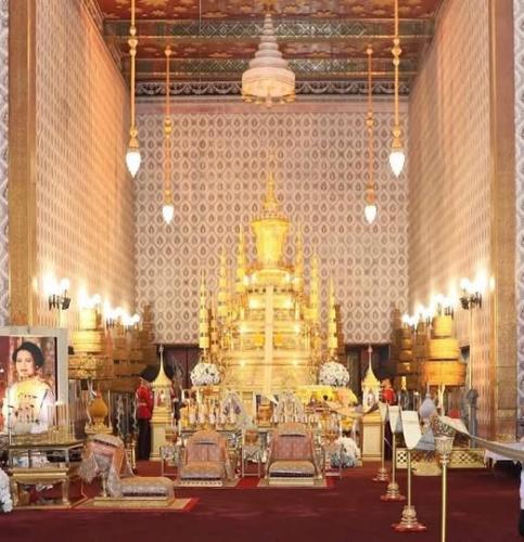 พระโกศทองใหญ่ทรงพระบรมศพ สมเด็จพระนางเจ้าสิริกิติ์ พระบรมราชินีนาถ พระบรมราชชนนีพันปีหลวง แห่งมหาจักรีบรมราชวงศ์